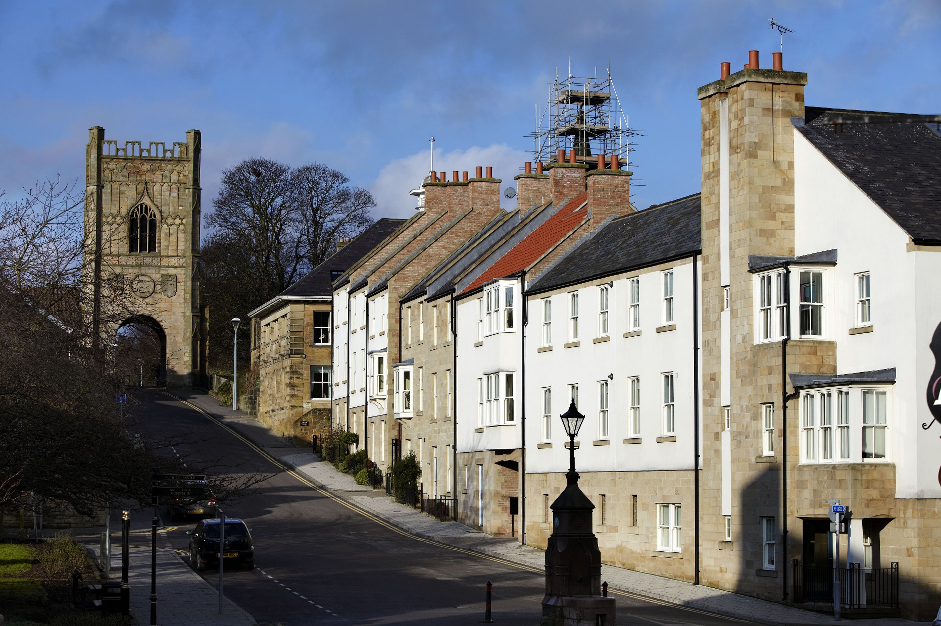 The bustling Northumbrian market town of Alnwick | Discover Britain’s Towns