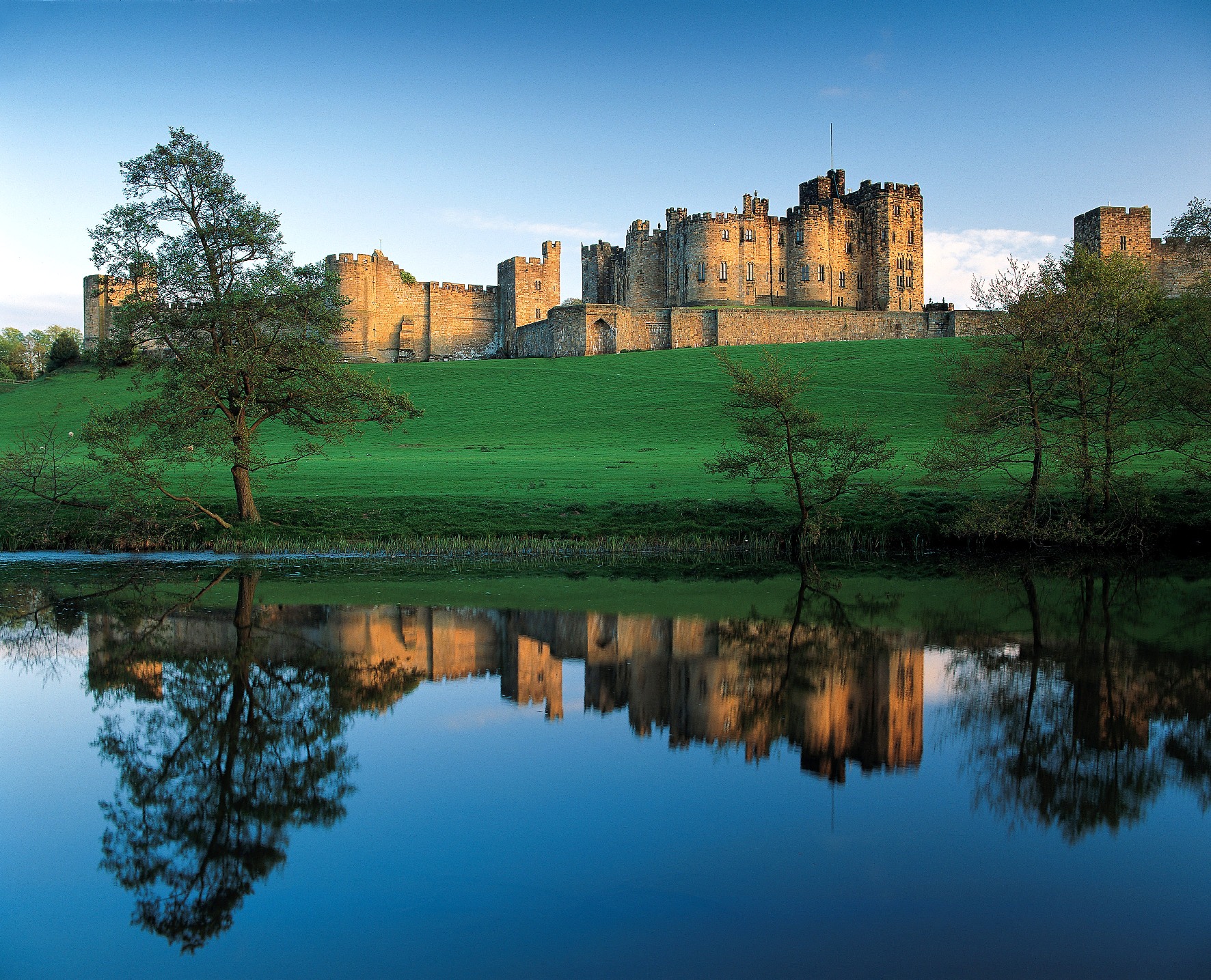 The bustling Northumbrian market town of Alnwick | Discover Britain’s Towns